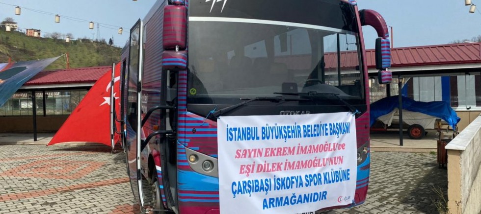 İBB Başkanı Ekrem İmamoğlu ve eşi Dilek İmamoğlu, Trabzon’da spor kulübüne otobüs hediye etti