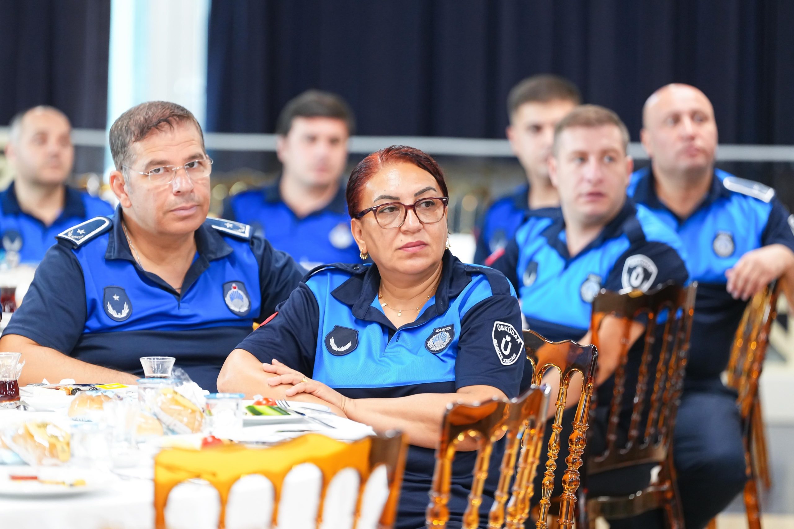 Zabıta Haftası vesilesiyle, Üsküdar Belediyesi Zabıta Müdürlüğü’müzün değerli personeliyle kahvaltı programında bir araya geldik. Komşularımızın güvenliği, düzeni ve huzuru için gece gündüz demeden emek veren zabıtamız; katılımcı belediyecilik anlayışımızın sahadaki yüzü, Üsküdar’daki en güçlü temsilcilerimiz. Her gün sokaklarımızda, meydanlarımızda, çarşılarımızda özveriyle çalışan tüm zabıta personelimizin Zabıta Haftası’nı kutluyor, emekleri için yürekten teşekkür ediyorum.