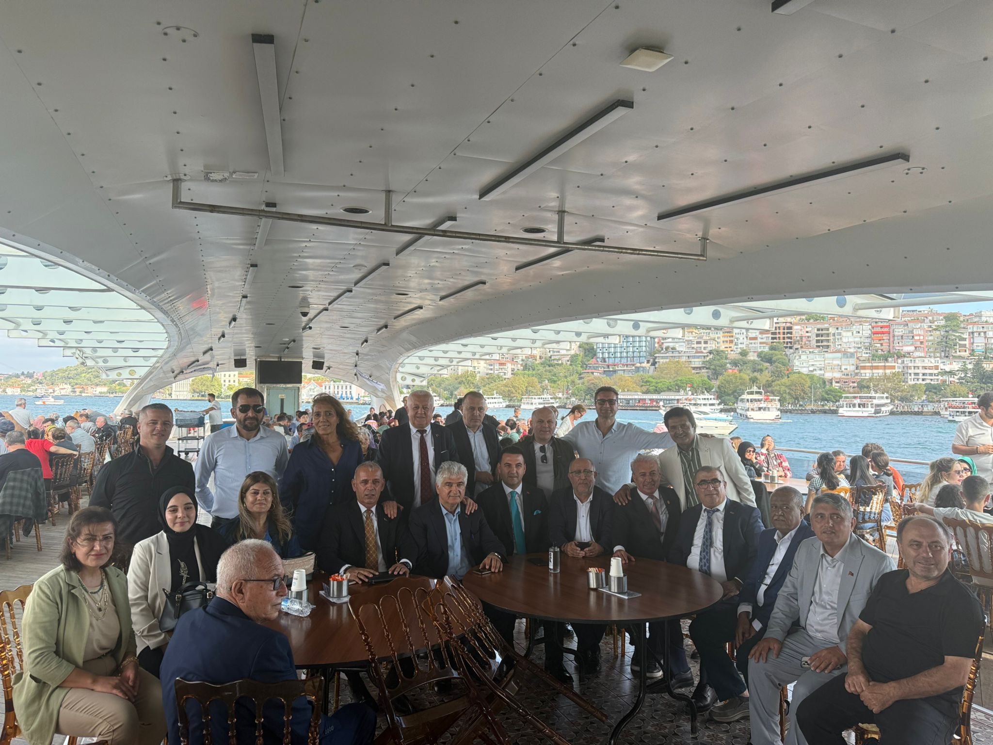 Üsküdar Belediyesi’nin ev sahipliğinde Valide Sultan Gemisi’nde düzenlenen etkinlikte, Tüm