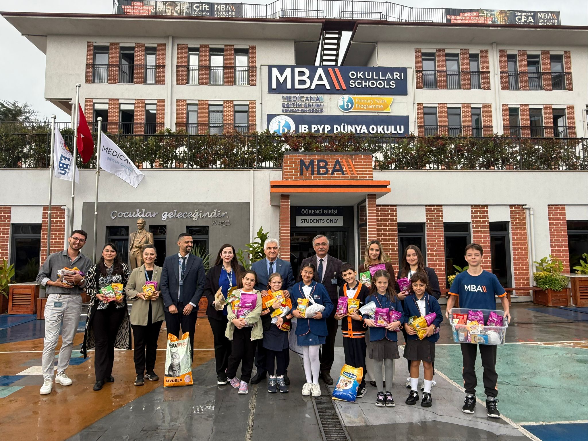 MBA Okulları öğrencilerin 4 Ekim Hayvanları Koruma Gününde başlattıkları Mama Kumbarası Kampanyası