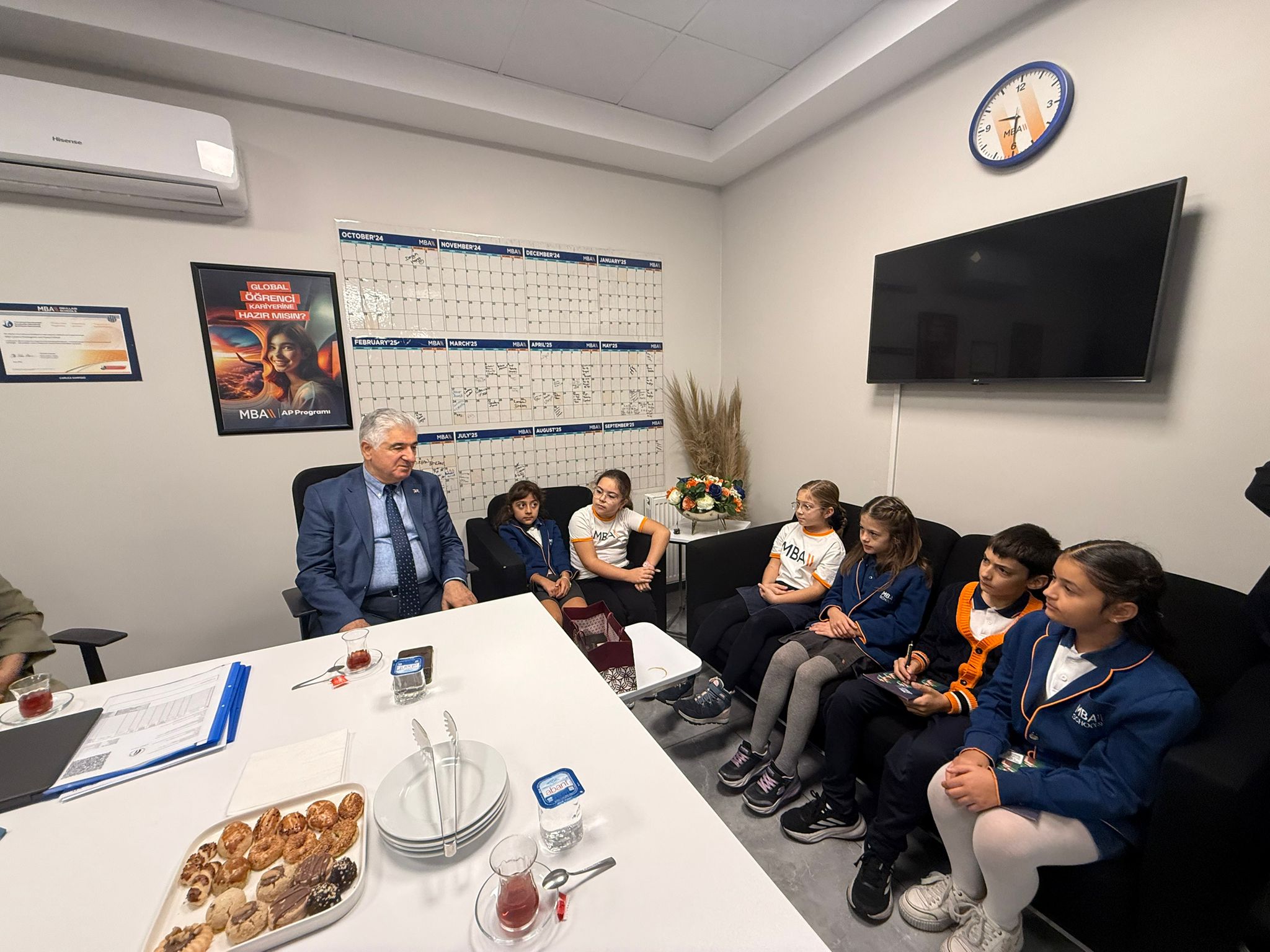 Üsküdar Belediye Başkan Yardımcısı Sayın Tahsin Usta öğrenciler ile sokak hayvanları hakkında fikir alışverişinde bulunuyor.