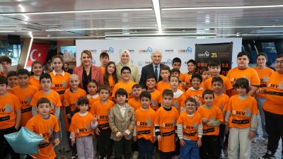 Lösemili Çocuklar Haftası kapsamında Valide Sultan Gemisi, LÖSEV tarafından düzenlenen