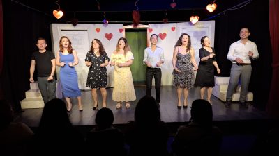 Üsküdar Sahne Tiyatro’da sahnelenen “Aşk Olsun” adlı tiyatro oyunu, KAV-DER